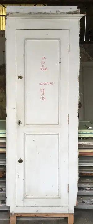 Façade d'ancien placard à double porte en bois