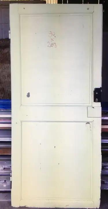 Ancienne porte de communication en bois avec clanche