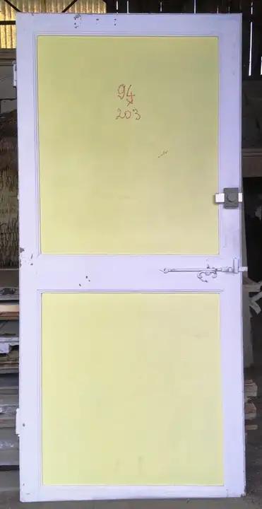 Ancienne porte de communication en bois avec clanche