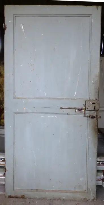 Ancienne porte de communication en bois avec clanche