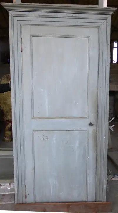 Ancienne porte de communication en bois avec clanche