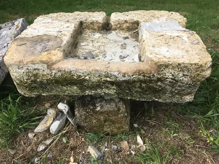 Evier ancien en pierre dure de Gironde