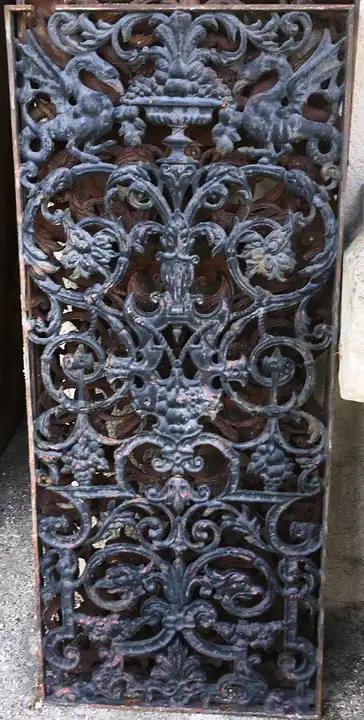 Anciennes grilles de porte d'entrée en fonte