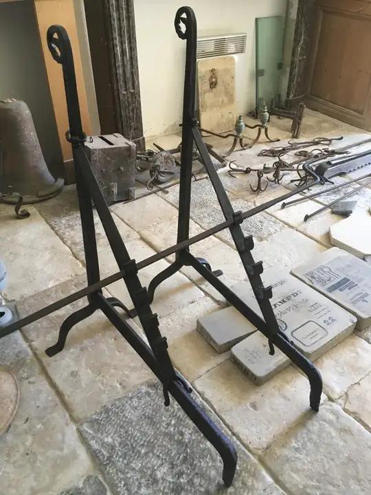 Paire de chenets anciens en fer forgé