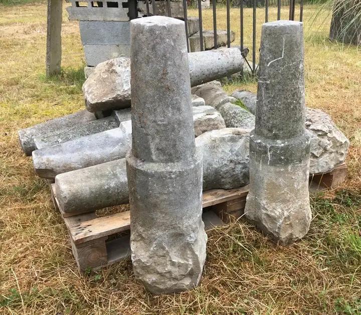 2 bornes identiques anciennes provenant d'une allée de parc