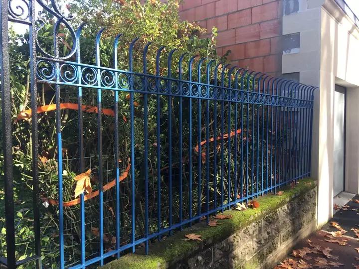 Anciennes grilles de jardin en fer forgé