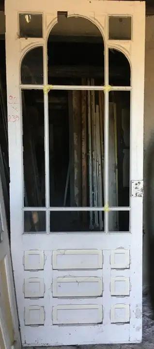 Deux portes d'entrée anciennes vitrées