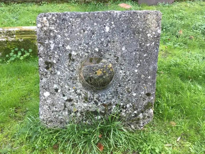 Ancien œil de bœuf en pierre de Charente