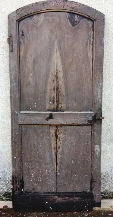 Ancienne porte de dessous d'escalier en noyer