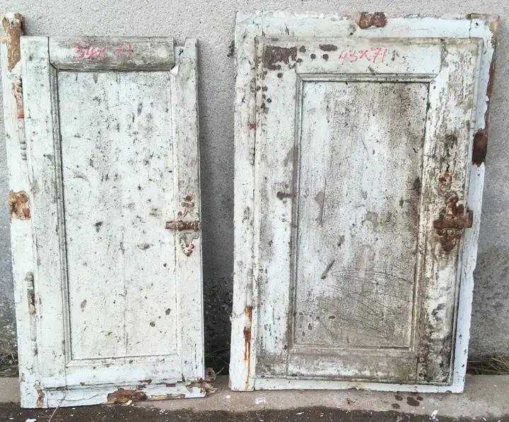 Deux petites portes anciennes de niches murales en bois