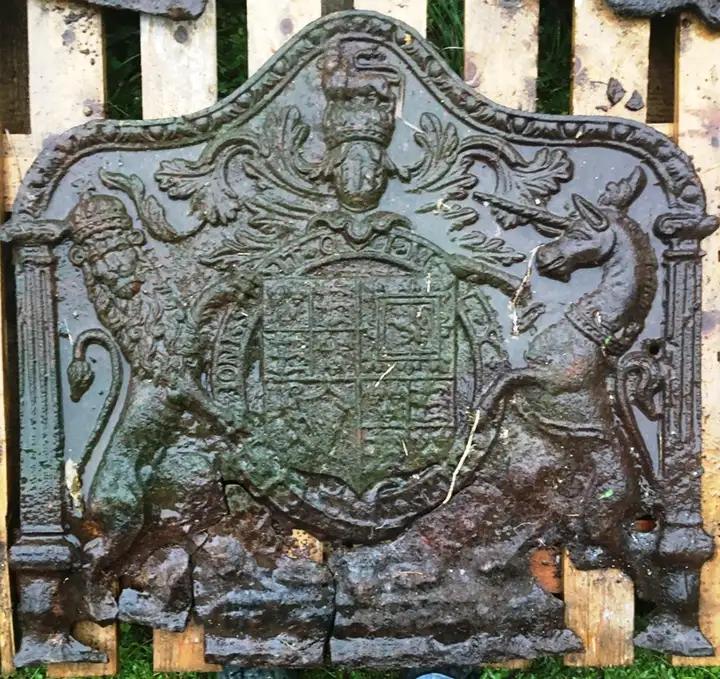 Ancienne plaque de fond de foyer