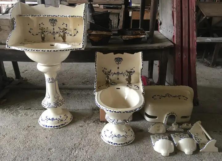 Ancienne salle de bain émaillée bleu