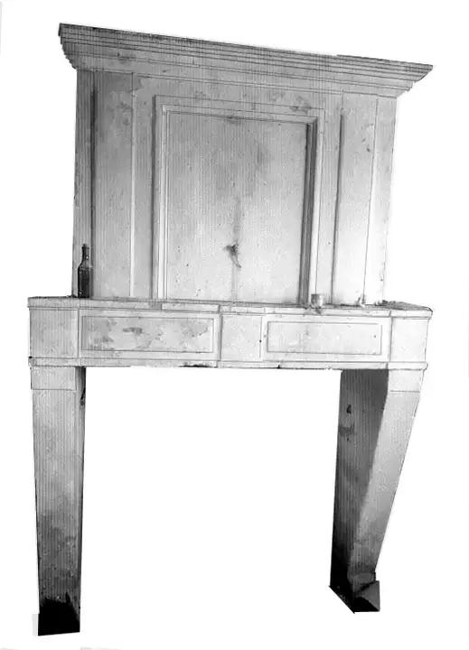 Ancienne cheminée en pierre calcaire blanche