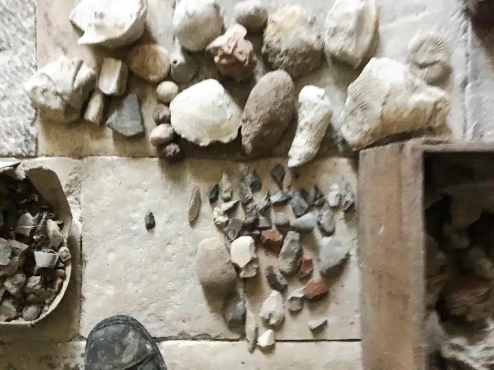 Lot de pointes de flèches en silex d'époque préhistorique