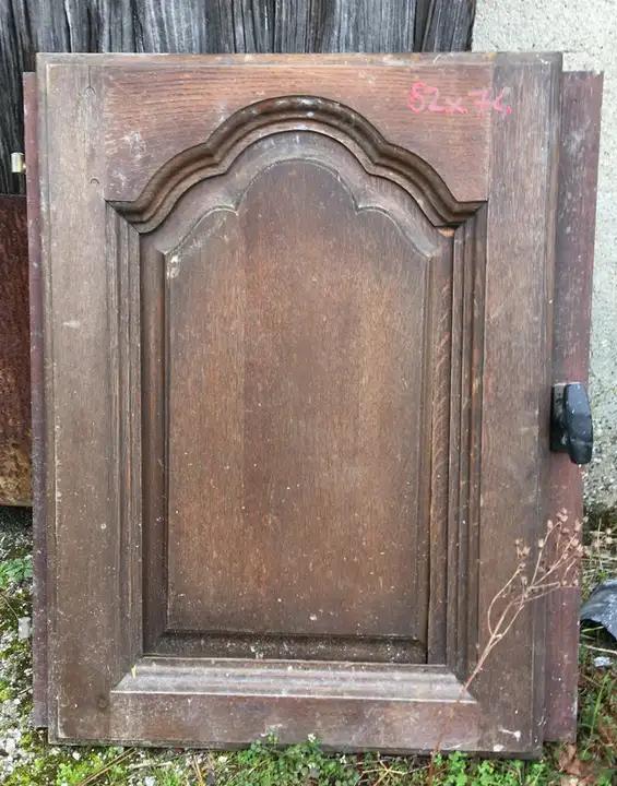 Volet interieur en bois et sa fenêtre vitrée