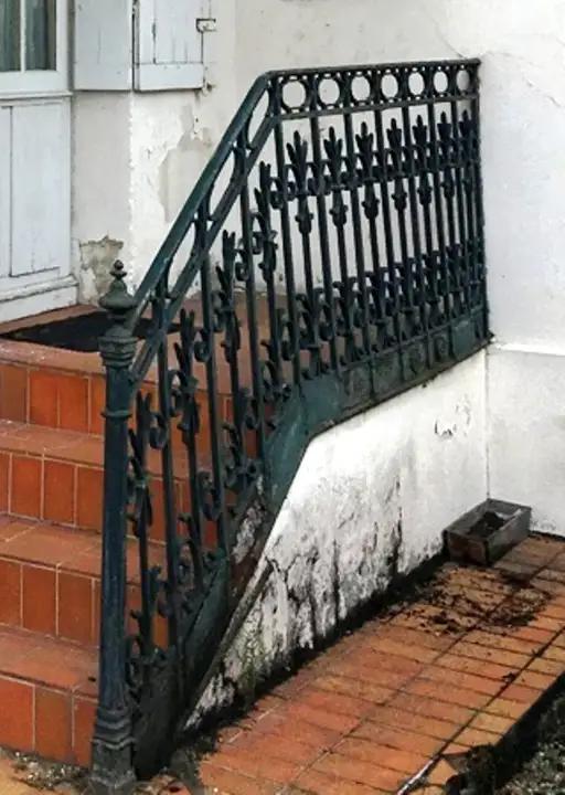 Rampe d'escalier en fer forgé  comprenant une volée montante de  4  marches  longue de 1.10m  et une partie droite de 1.57m