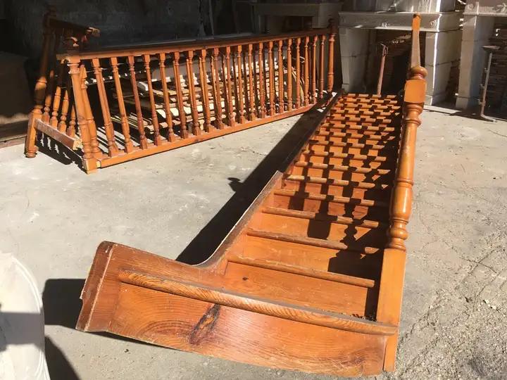 Escalier droit en sapin et sa balustrade