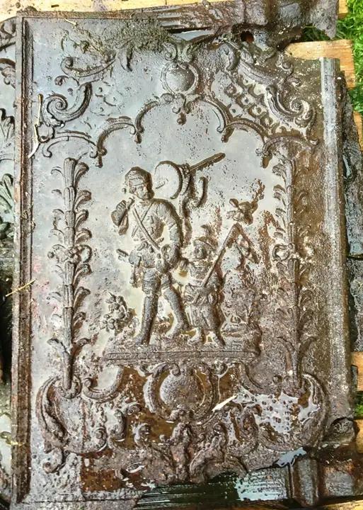 Plaque  de fond de foyer en fonte ancienne