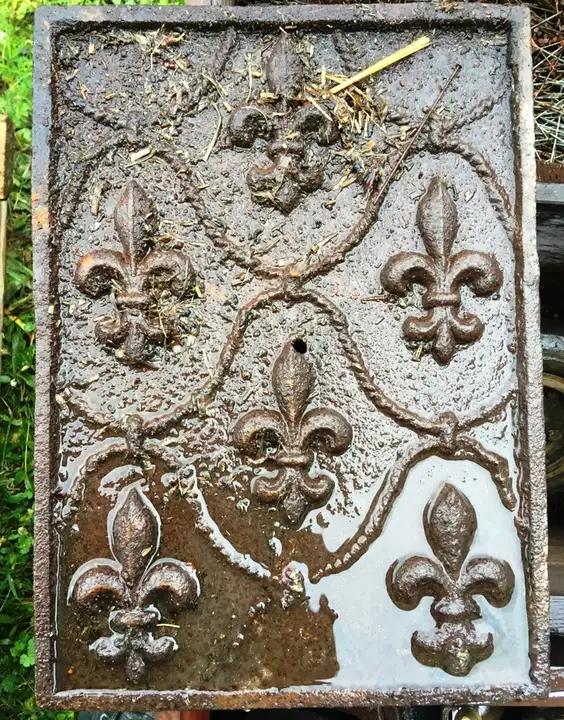 Plaque de fonte décorée de de fleurs de lyse