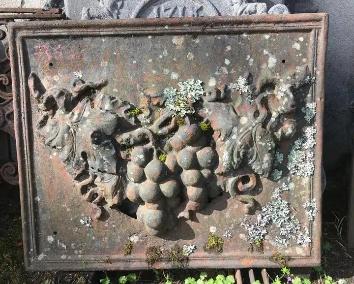 Ancienne plaque de fonte décorative