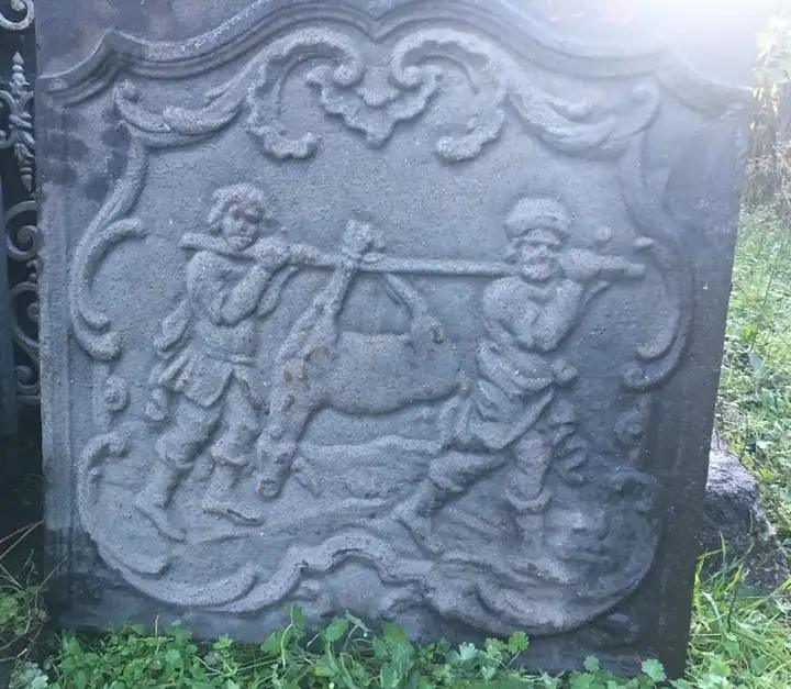 Plaque de fond de foyer décorée de personnages