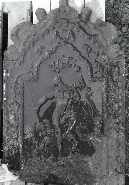Plaque de fond de foyer décorée d'un Neptune sortant de l'eau