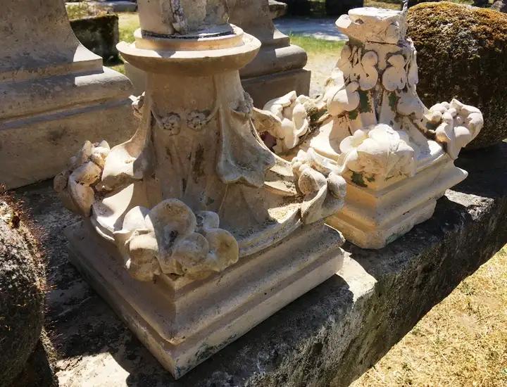 Paire de chapiteaux en pierre de Charente