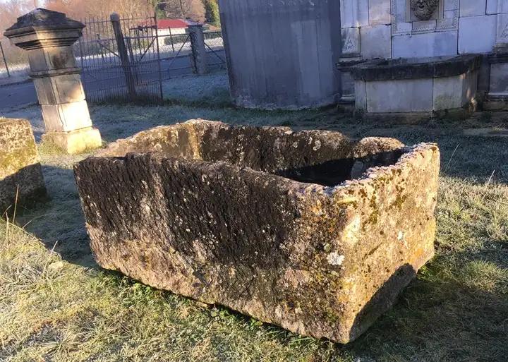 Abreuvoir ancien en pierre calcaire dure
