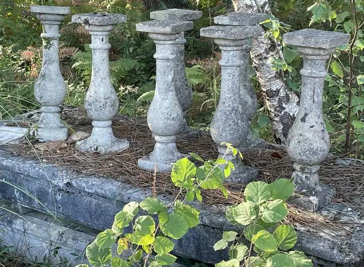 12 Balustres rondes en ciment dont une paire recoupée en 2 sur leur hauteur
