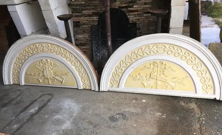 Paire d'impostes sculptés en bois
