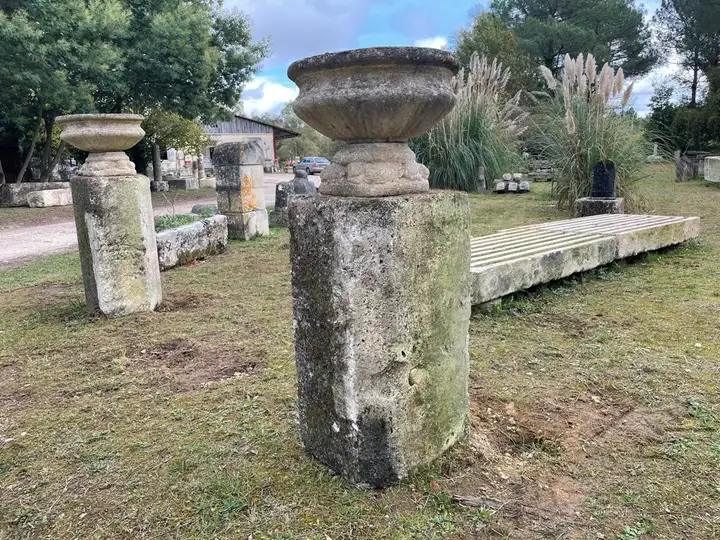 Paire de vases de jardin en pierre reconstituée