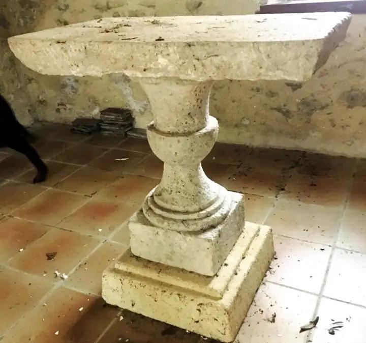 Ancienne table de chapelle utilisée comme autel. Vase en pierre d'époque XVIIIème réemployée comme piètement
