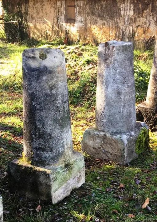 2 bornes anciennes en pierre dure