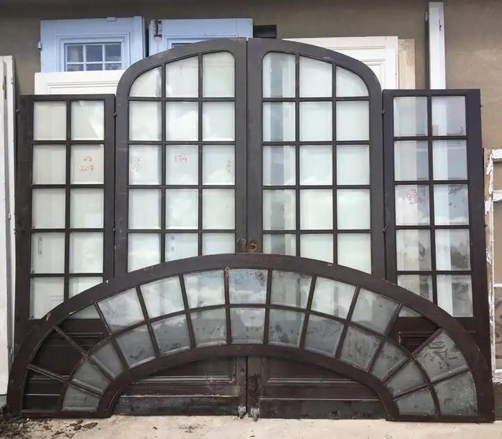 Ancienne serie de portes vitrées ouvrantes en quatre battants