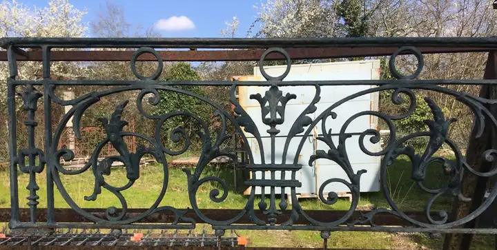 Balcon ancien en fonte de fer