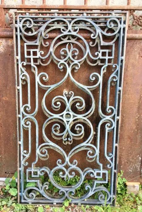 Deux anciennes grilles de défense pour porte d'entrée