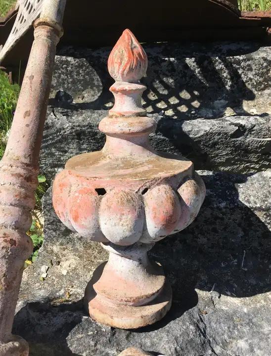 Paire de chapiteaux en fonte anciens