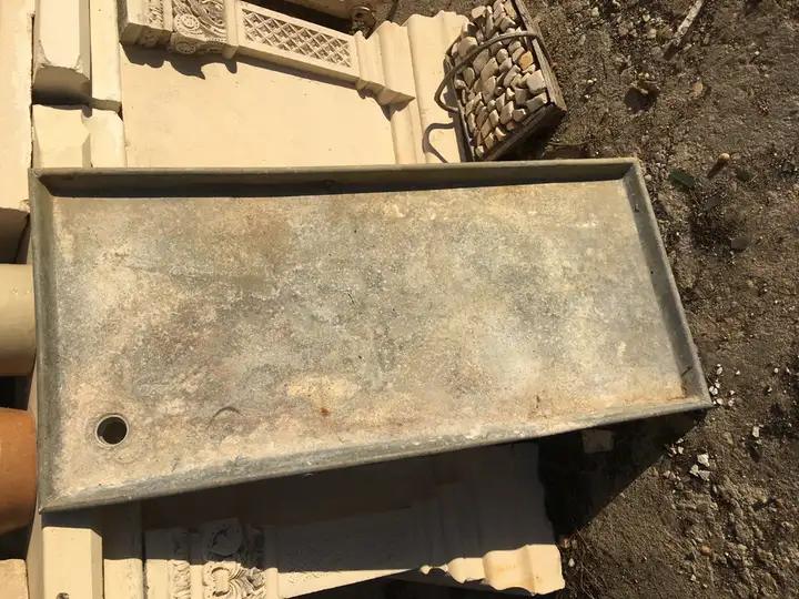 Ancien receptacle d'évier en zinc