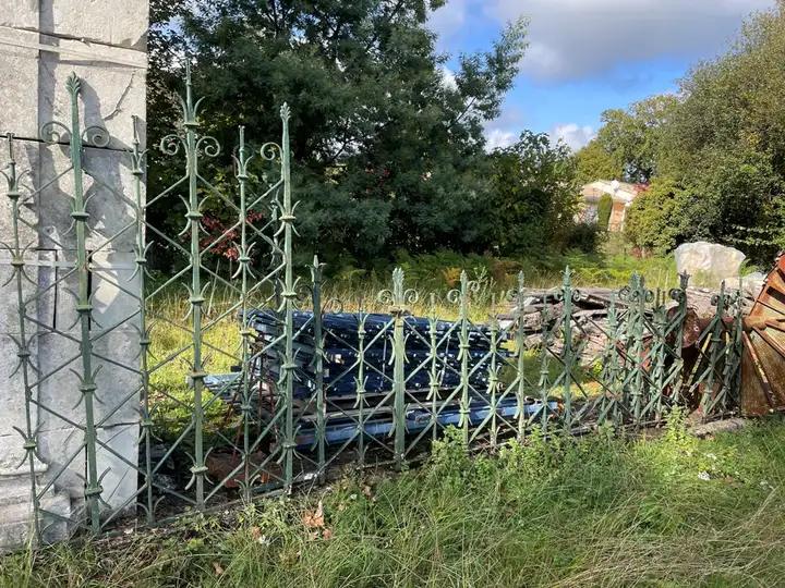 6 ml de grilles de parc en fer forgé comprenant un portiillon d'1.20m de large et 1.80 de hauteur et 4ml de grilles de 0.80m de hauteur