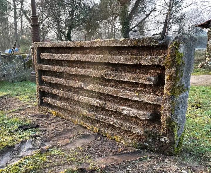 Ancien refroidisseur d'eau pour distiller le COGNAC en pierres de Charente
