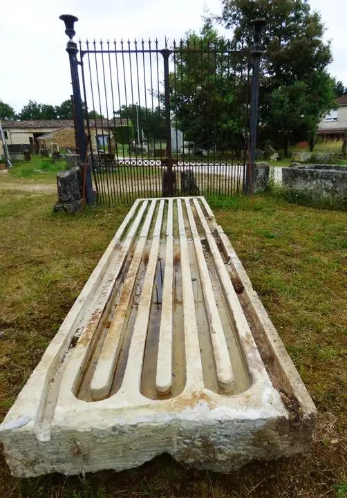 Ancien refroidisseur d'eau pour distiller le COGNAC en deux pierres distinctes