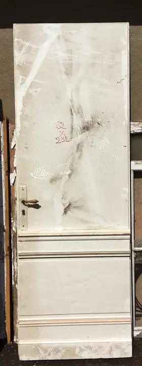Porte ancienne d'intérieur doublée de baguettes et de panneaux rapportés