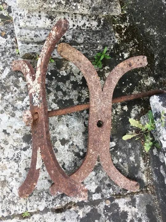 Deux  X  de maintien en fer forgé