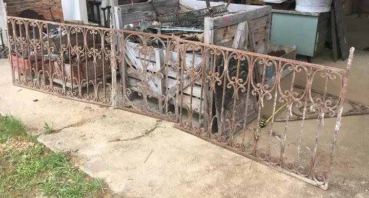 Ancien balcon en fer forgé