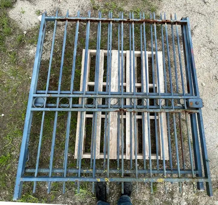 Portail et grilles en fer et tubes