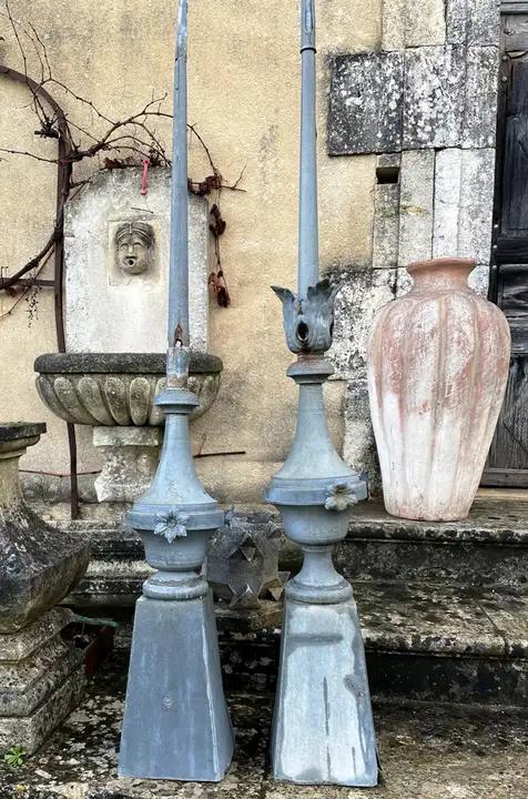 Deux épis de faîtage en zinc anciens