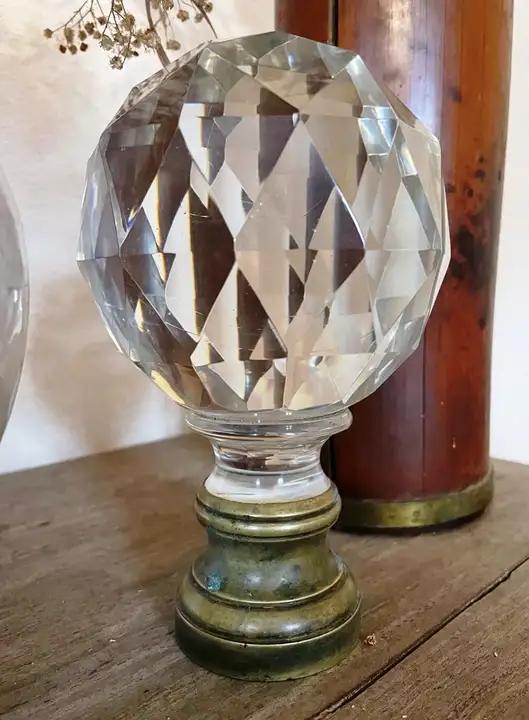 Boule d'escalier en cristal et laiton ancienne