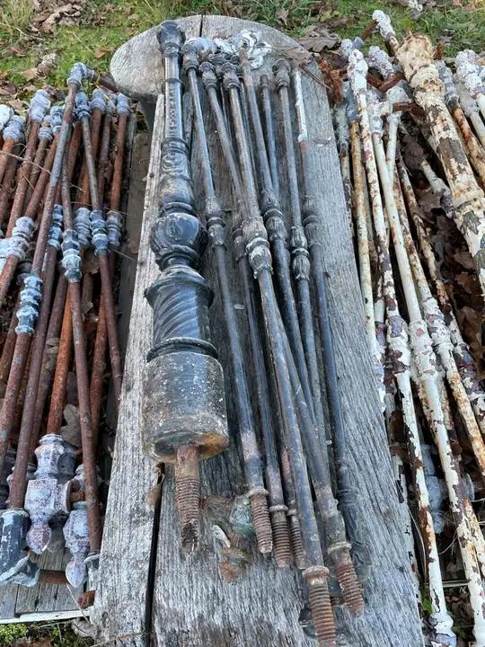 Poteau et 8 barreaux anciens en fonte  composant une rampe de 2 ml