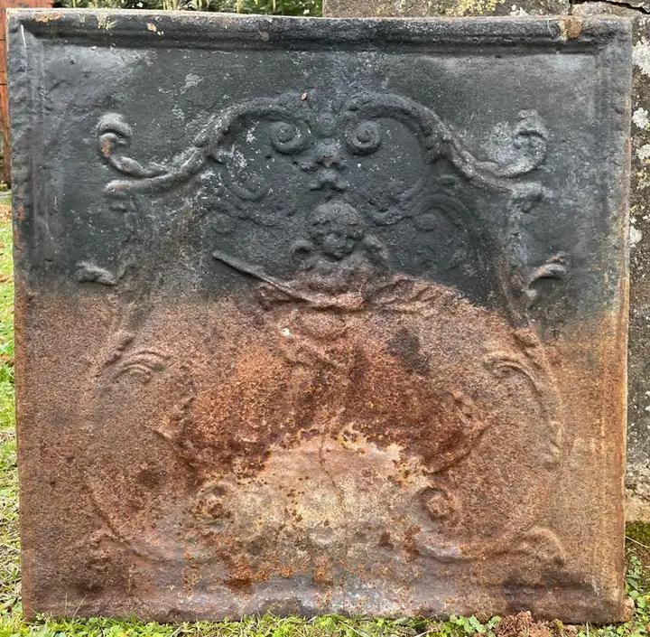 Ancienne plaque de fonte décorée