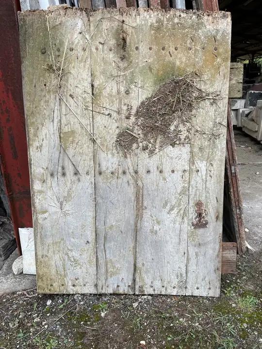 Ancienne porte en chêne cloutée